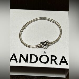 Pandora Silver Bracelet 
Size 16(S)
In great condition
Comes with original box